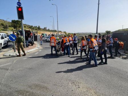 اصابة مستوطن بعملية طعن جنوب بيت لحم واستشهاد المنفذ